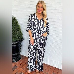 Jules & James Black & White Dolman Sleeve Jumpsuit Size Small NWT SILKY